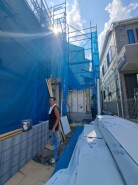 現在建物を建築中です、建築中の物件については現地確認の他、同施工会社の完成施工例のご案内、担当者のプレゼンテーションにてご検討ください。適切なご検討の方法をご説明させて頂きます。
