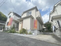 周辺の街並みの中で適度な主張、生活に溶け込むシンプルなデザインの外観が魅力の一戸建です。
IMG_0676