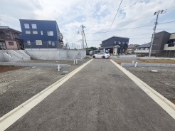 安心して暮らすことのできる住宅街。 住宅地の道路は一般に交通量が少なく車などの騒音が少ないため、住民にとって静かな生活環境が提供されます。