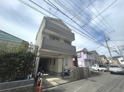 周辺の街並みの中で適度な主張、生活に溶け込むシンプルなデザインの外観が魅力の一戸建です。
