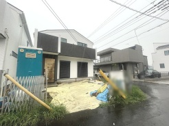 2号棟 周辺の街並みの中で適度な主張、生活に溶け込むシンプルなデザインの外観が魅力の一戸建です。
