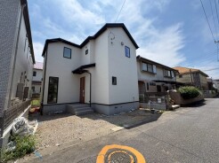 周辺は住宅が建ち並ぶ閑静な住宅街です。