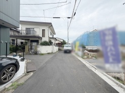 安心して暮らすことのできる住宅街。 住宅地の道路は一般に交通量が少なく車などの騒音が少ないため、住民にとって静かな生活環境が提供されます。