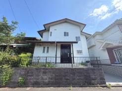 周辺の街並みの中で適度な主張、生活に溶け込むシンプルなデザインの外観が魅力の一戸建です。
