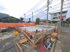 現在建物を建築中です、建築中の物件については現地確認の他、同施工会社の完成施工例のご案内、担当者のプレゼンテーションにてご検討ください。適切なご検討の方法をご説明させて頂きます。
