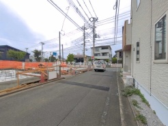 安心して暮らすことのできる住宅街。　住宅地の道路は一般に交通量が少なく車などの騒音が少ないため、住民にとって静かな生活環境が提供されます。
