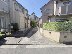 周辺は住宅が建ち並ぶ閑静な住宅街です。
