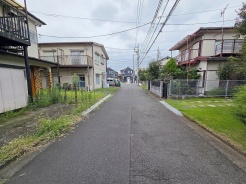 安心して暮らすことのできる住宅街。　住宅地の道路は一般に交通量が少なく車などの騒音が少ないため、住民にとって静かな生活環境が提供されます。
