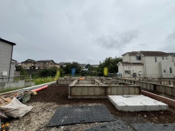 現在建物を建築中です、建築中の物件については現地確認の他、同施工会社の完成施工例のご案内、担当者のプレゼンテーションにてご検討ください。適切なご検討の方法をご説明させて頂きます。
