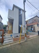 現在建物を建築中です、建築中の物件については現地確認の他、同施工会社の完成施工例のご案内、担当者のプレゼンテーションにてご検討ください。適切なご検討の方法をご説明させて頂きます。

