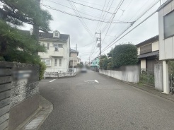 安心して暮らすことのできる住宅街。　住宅地の道路は一般に交通量が少なく車などの騒音が少ないため、住民にとって静かな生活環境が提供されます。
