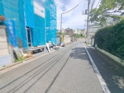 安心して暮らすことのできる住宅街。　住宅地の道路は一般に交通量が少なく車などの騒音が少ないため、住民にとって静かな生活環境が提供されます。
