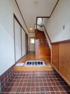 明るく広々とした玄関は、家に入る瞬間から心地よい居心地を感じさせます。