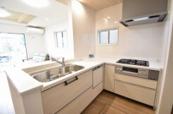 お料理をしながらリビングの家族やゲストとの会話が楽しめるカウンタータイプのキッチン。毎日のお料理を楽しく快適に。
