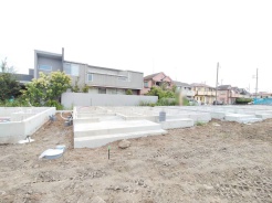現在建物を建築中です、建築中の物件については現地確認の他、同施工会社の完成施工例のご案内、担当者のプレゼンテーションにてご検討ください。適切なご検討の方法をご説明させて頂きます。

