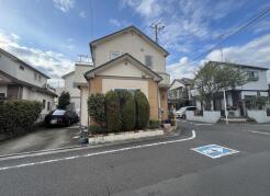 周辺の街並みの中で適度な主張、生活に溶け込むシンプルなデザインの外観が魅力の一戸建です。
