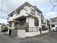 角地に佇む、駅チカの邸。実際に現地をご見学頂くと生活のイメージが広がります。家具を置いたイメージや窓からの景色など、現地で体感ください。
