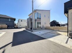 車通りの少ない閑静な住宅地、のびのびした子育てに適します。
