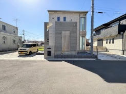 ポーチのついた物件。玄関の印象はいかがでしょうか？入口からご覧ください。
