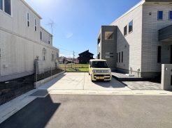 並列２台駐車可能な、ゆとりのカースペースがここに。
