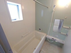 広々１坪タイプのゆったり浴室ユニット。防カビ・抗菌素材なのもうれしい。
