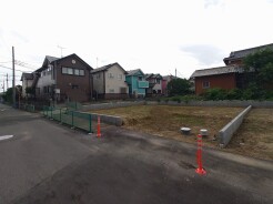 B号地 幅員の狭い道ですが、車通りの少ない住宅街に立地してます。
