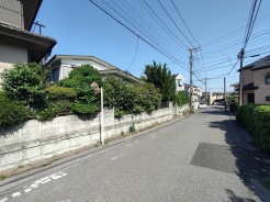 幹線道路から１本入った現地は、想像以上に静かに感じられます。
