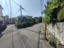 車通りの少ない閑静な住宅地、のびのびした子育てに適します。
