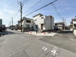 角地につき、開放感に恵まれる住居がここに。
