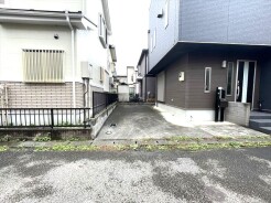 マイカースペースを１台分確保。現地で車幅と共にご確認ください。

