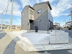 セカンドカーにも便利、駐車2台可の敷地。
