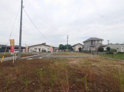 6号地 車通りの少ない閑静な住宅地、のびのびした子育てに適します。
