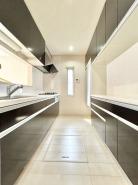 リビングで遊ぶお子様を見守りながらお料理ができる、対面キッチン。
