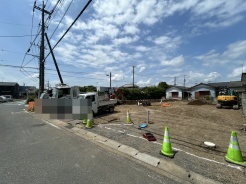 B号地 車通りの少ない閑静な住宅地、のびのびした子育てに適します。
