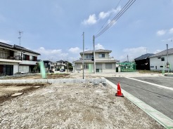 車通りの少ない閑静な住宅地、のびのびした子育てに適します。
