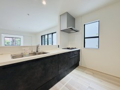 新築ならでは特典。未使用でスベスベの人造大理石を撫でてみてください。
