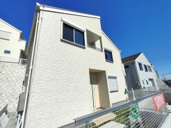 5号棟 ＪＲ宇都宮線「東大宮」駅東口徒歩３分、提携駐車場もあります。エステート白馬東大宮店までお気軽にお問い合わせください。
