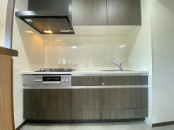 手を伸ばせばそこに収納が。安定した使用感の吊戸棚つきのキッチン空間。
