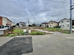 車通りの少ない閑静な住宅地、のびのびした子育てに適します。
