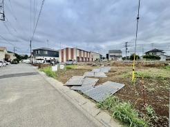駐車場は２台まで駐車可能。マイカーの車幅もお確かめください。
