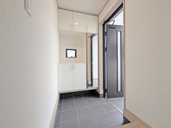 玄関を開けたらシューズボックス、使いやすい配置です。

