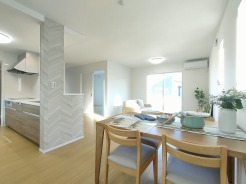 ご家族みんながゆったりくつろげる広々リビング。
