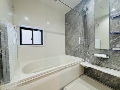 広々１坪タイプのゆったり浴室ユニット。防カビ・抗菌素材なのもうれしい。
