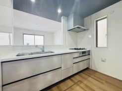 新築ならでは特典。未使用でスベスベの人造大理石を撫でてみてください。
