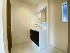 お出かけ前の身だしなみに一歩差がつく三面鏡。
