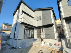 1号棟 ＪＲ宇都宮線「東大宮」駅東口徒歩３分、提携駐車場もあります。エステート白馬東大宮店までお気軽にお問い合わせください。
