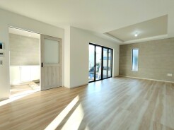 1号棟 ご家族みんながゆったりくつろげる広々リビング。
