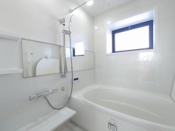 浴室は湿気がたまりやすく、換気扇だけでは心配。。。窓をあければお風呂がカラっと乾きます。
