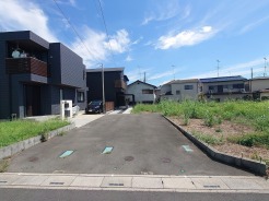 前面道路が広く、間口もゆったり。駐車が苦手な方でも一度ご確認ください。
