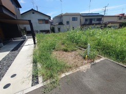 幹線道路から１本入った現地は、想像以上に静かに感じられます。
